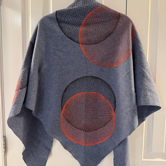 Oversized hand printed fleece triangle scarf - Picture 5 of 8